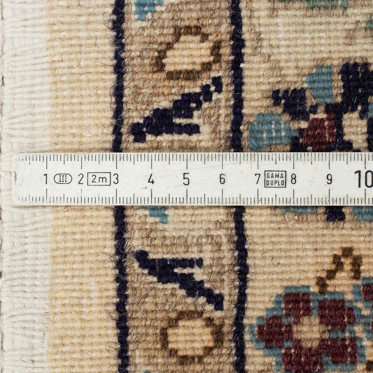 A CARPET, Nain, part silk, sk 9 LAA ca 392 x 296 cm.