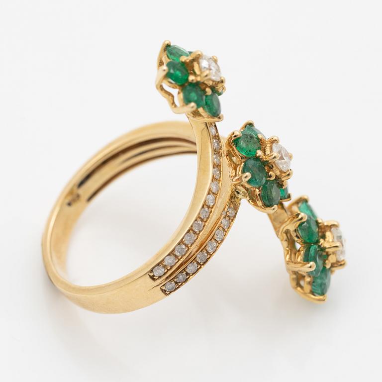 Ring, 18K gold with emeralds and brilliant-cut diamonds.