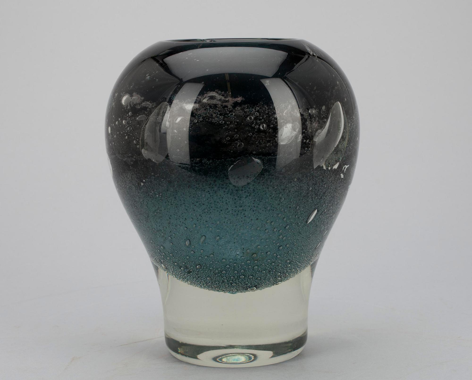 VAS/GLASSKULPTUR, sign. Heikki Orvola, Nuutajärvi Notsjö. 1900-talets senare hälft.