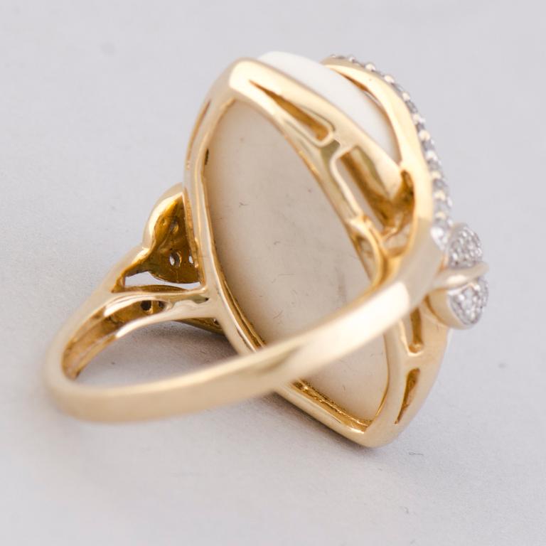 A RING, white quartz, diamonds, gold.