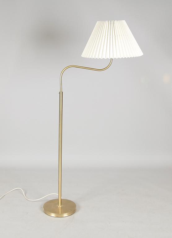 GOLVLAMPA, modell 2368/2148, "Stora Kamelen", Josef Frank, Firma Svenskt Tenn.