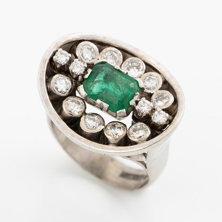 Ring, 18K white gold with an emerald-cut emerald and brilliant-cut diamonds.
