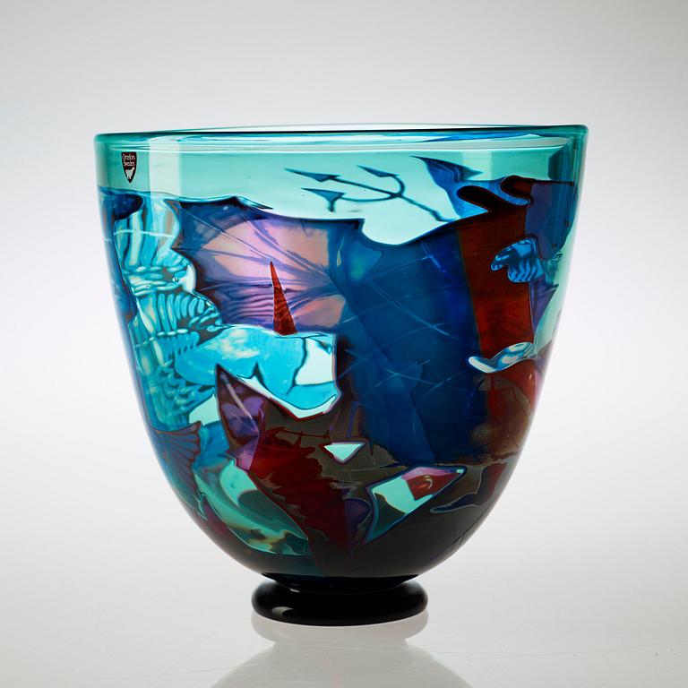 An Eva Englund graal glass vase, Orrefors 1985.