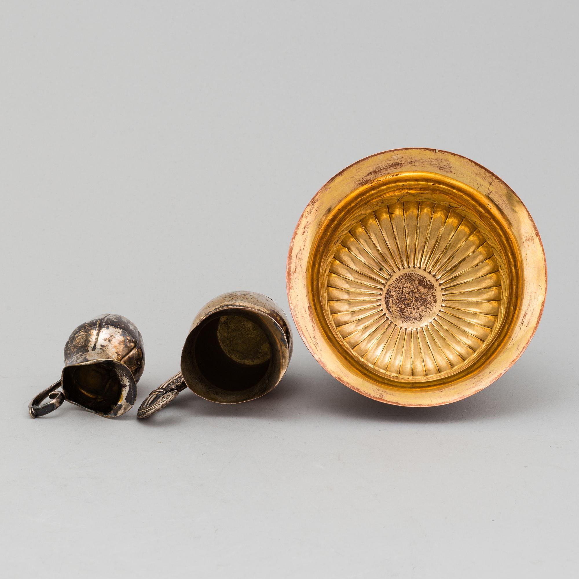 SOCKERSKÅL MED LOCK, SÅSSKÅL MED FAT SAMT GRÄDDKANNOR, 2 st, pläter, 1800-tal.