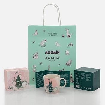 Muumimuki, posliinia, "Koti" , Muumi 80-vuotis juhlamuki, Moomin Characters, Arabia 2025, numeroitu 80.