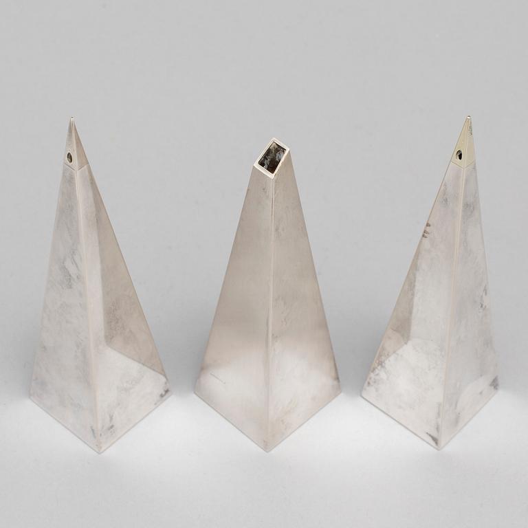 WOLFGANG GESSL, salt- och pepparkar samt vas/objekt, silver, Stockholm, 2000.