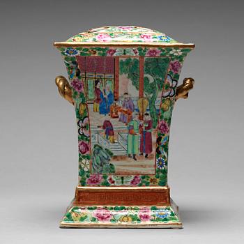 189. A Canton famille rose tulip vase, Qing dynasty, 19th century.