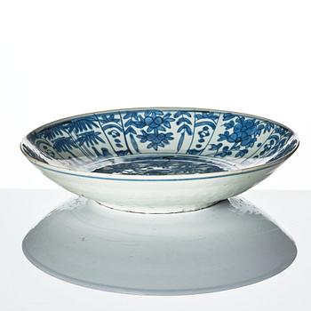 A blue and white Swatow dish, Ming dynasty (1368-1644).