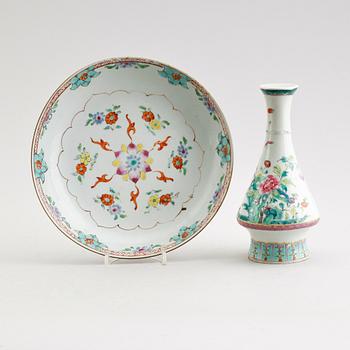 TALLRIK SAMT VAS, porslin, Kina, sannolikt 1800-tal.