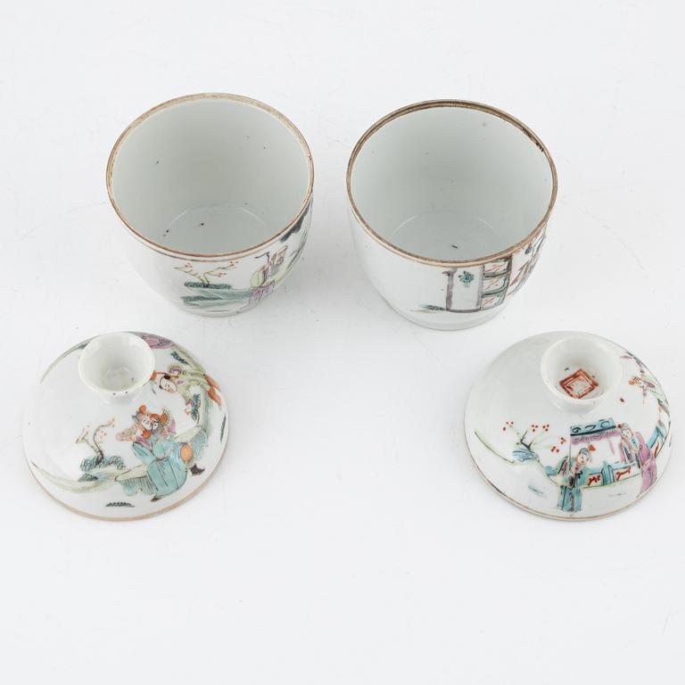 a pair of porcelain cups with covers, China, around 1900.