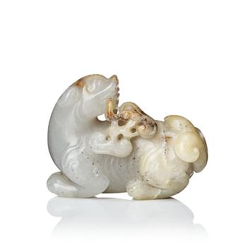 665. A nephrite sculpture of a mythical creature with a lingzhi fungus, late Qing dynasty.