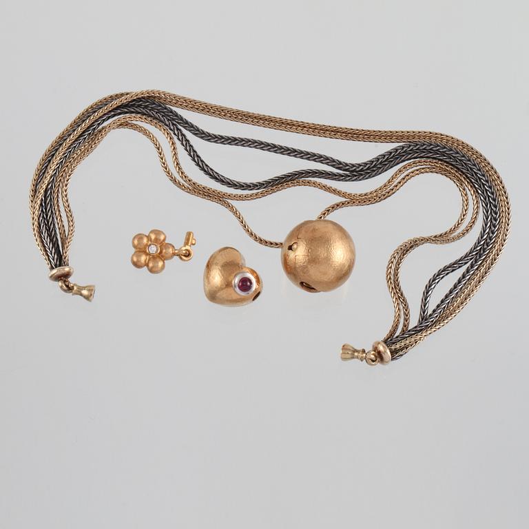 ARMBAND, 18K guld och oxiderat silver, briljantslipad diamant samt cabochonslipad rubin, Ole Lynggaard.