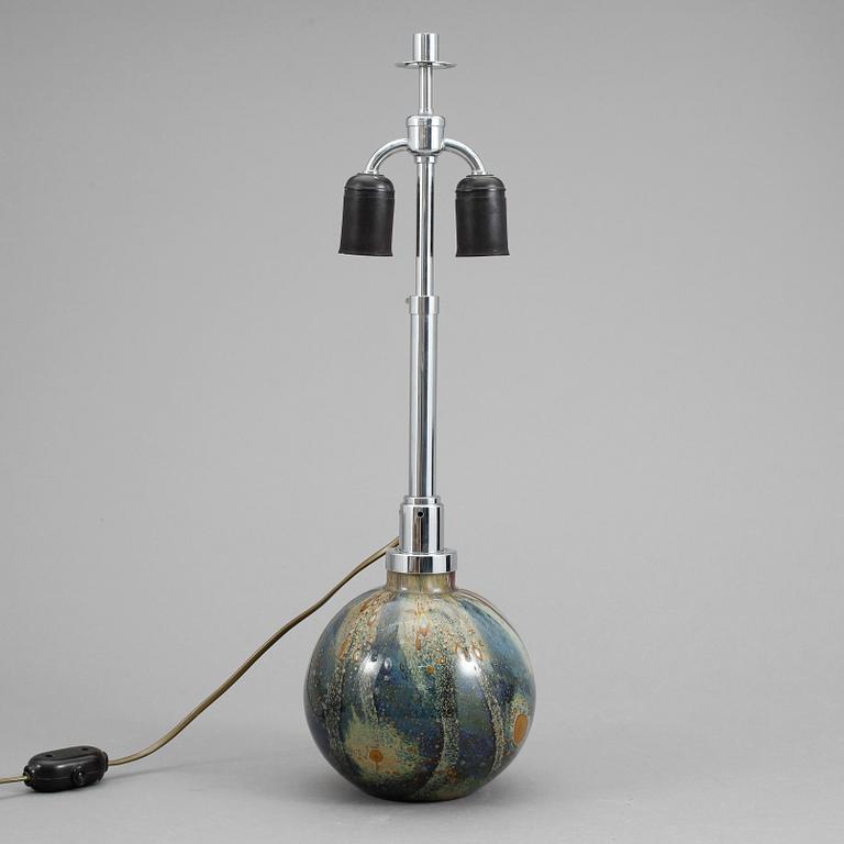 BORDSLAMPA, glas och metall, troligen WMF Ikora, 1900-talets första hälft.