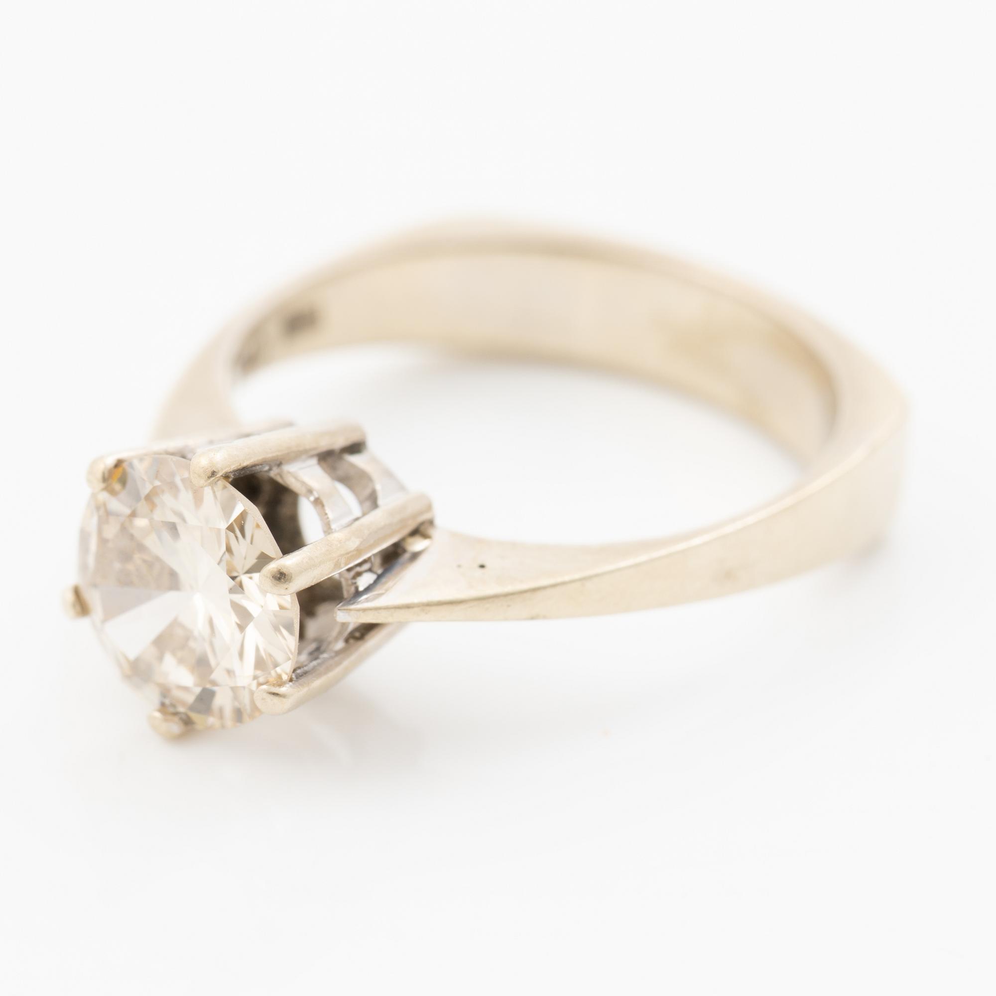 Ring, 18K white gold with a yellowish-brown brilliant-cut diamond.
