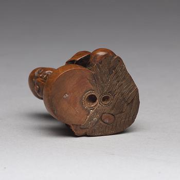 A Japanese wooden netsuke, Edo period, 19th Century.