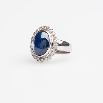 RING, 18K vitguld med cabochonslipad safir samt briljantslipade diamanter ca 0.60 ct.
