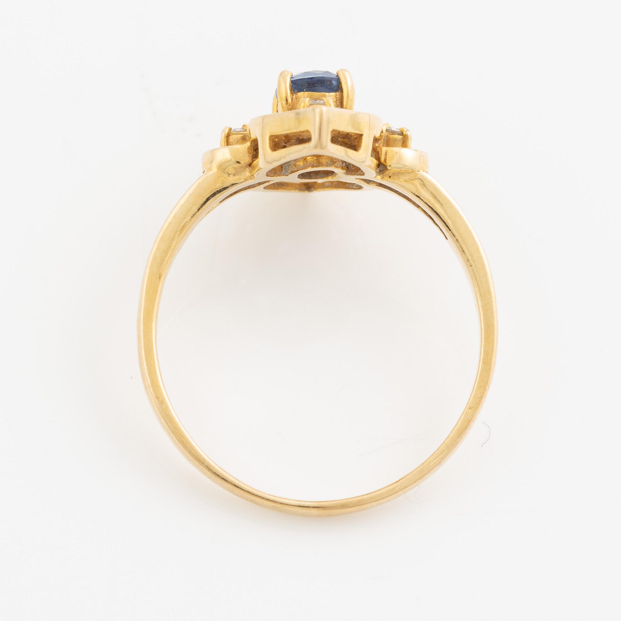 Ring, 14K gold with sapphire and brilliant-cut diamonds.
