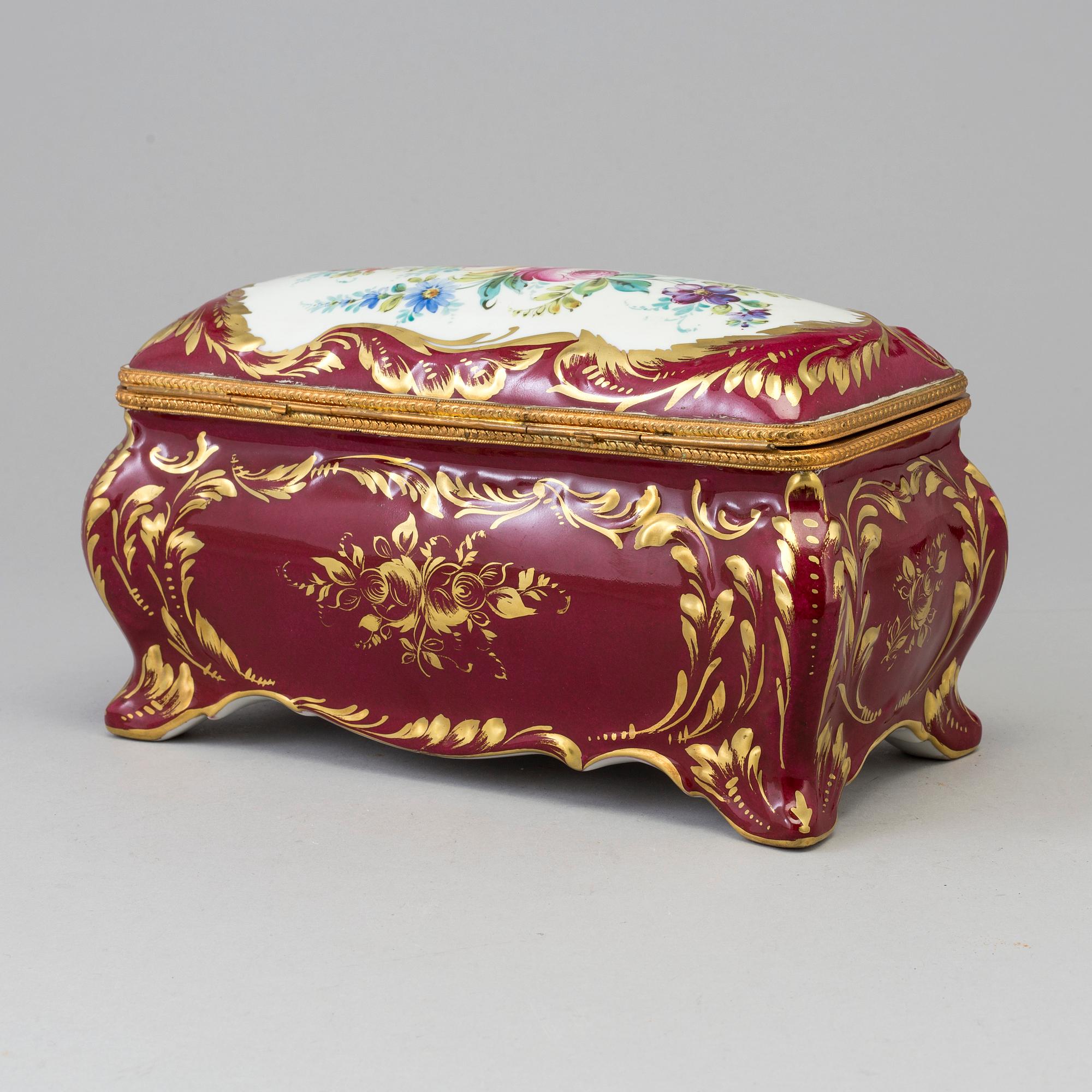 A LIMOGES PORCELAIN BOX, MID 20TH CENTURY.