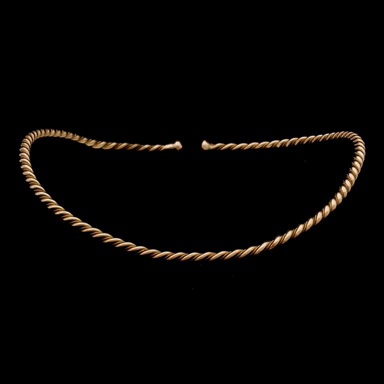 HALSRING, forntida stil, Guldsmedjan Odd Magnusson, Visby. Vikt ca 85 gram .