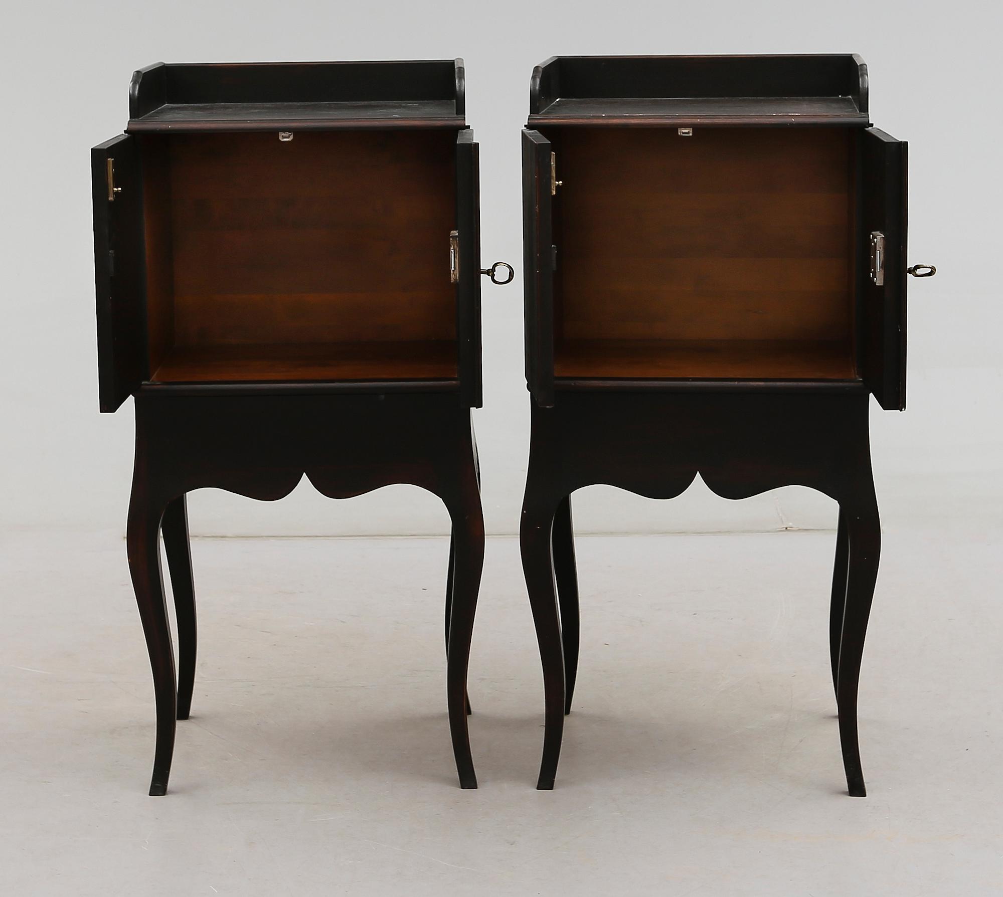 SÄNGBORD, 1 par, rokokostil, för Nationalmuseum, 1900-talets andra hälft.