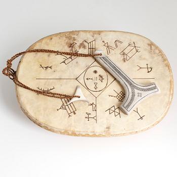 PER-OLA JÖNESTÅL, Kurravaara, ceremonitrumma med hammare, sk. trolltrumma, hammare signerad POJ.