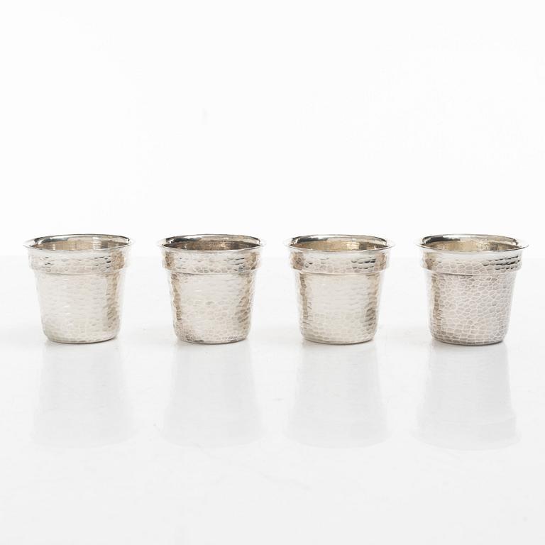 Eric Löfman, Fyra jaktbägare i silver samt läderfodral, MGAB, 1977.