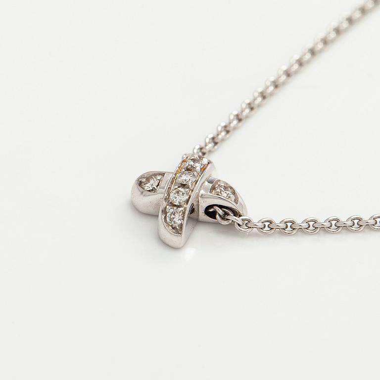 Tiffany & Co, kaulakoru "Cross Stitch", 18K valkokultaa ja timantteja.