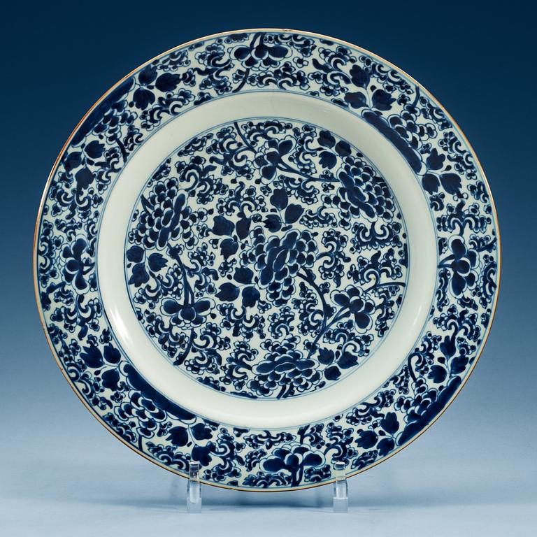 A blue and white dish, Qing dynasty, Kangxi (1662-1722).