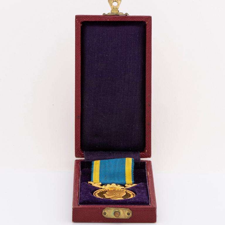 Medalj, "För nit och redlighet i Rikets tjänst" 1941, 23/18K guld, 15,5 g inkl rakt band, originaletui.