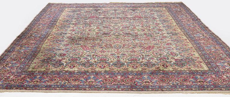 A Kerman carpet, approx. 420 x 300 cm.