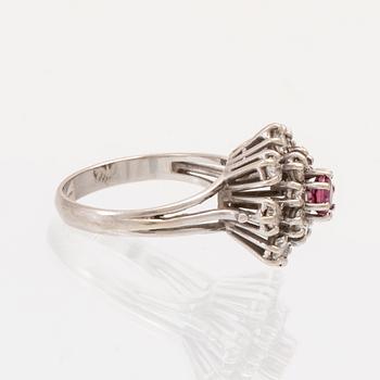 Ring 18K vitguld med rubin samt runda briljantslipade diamanter Per-G Forslund Juvelateljén Malmö 1982.