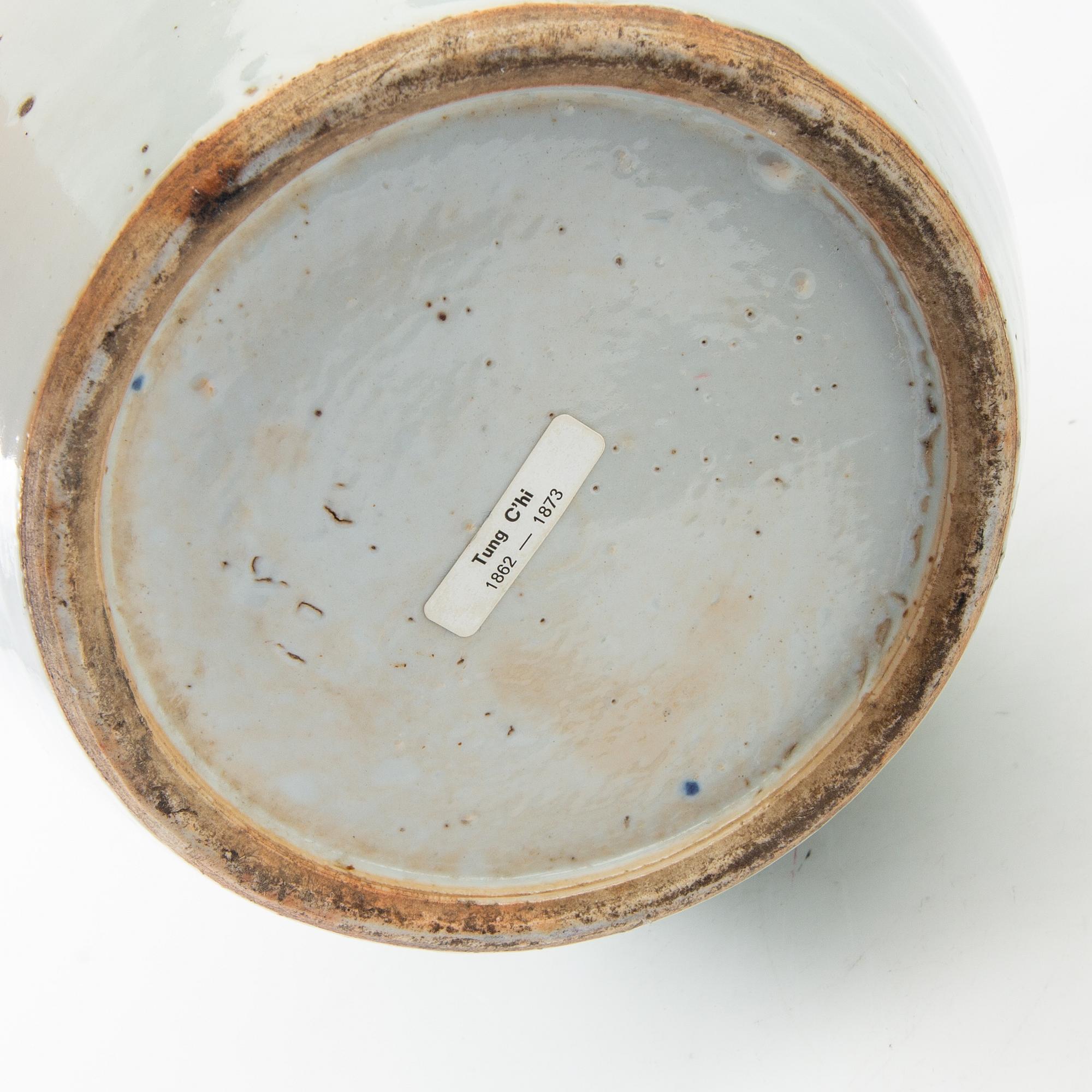 Lock urns 2 pcs China 19th/20th century porcelain.