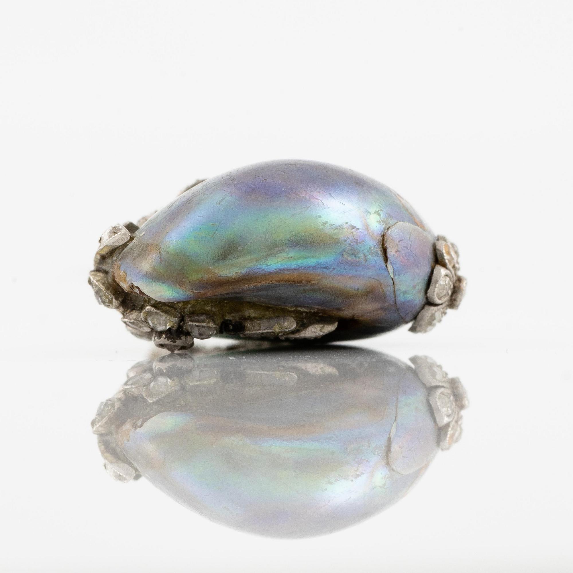 A necklace in 18K white gold with a pearl and old-cut and rose-cut diamonds, circa 1900.