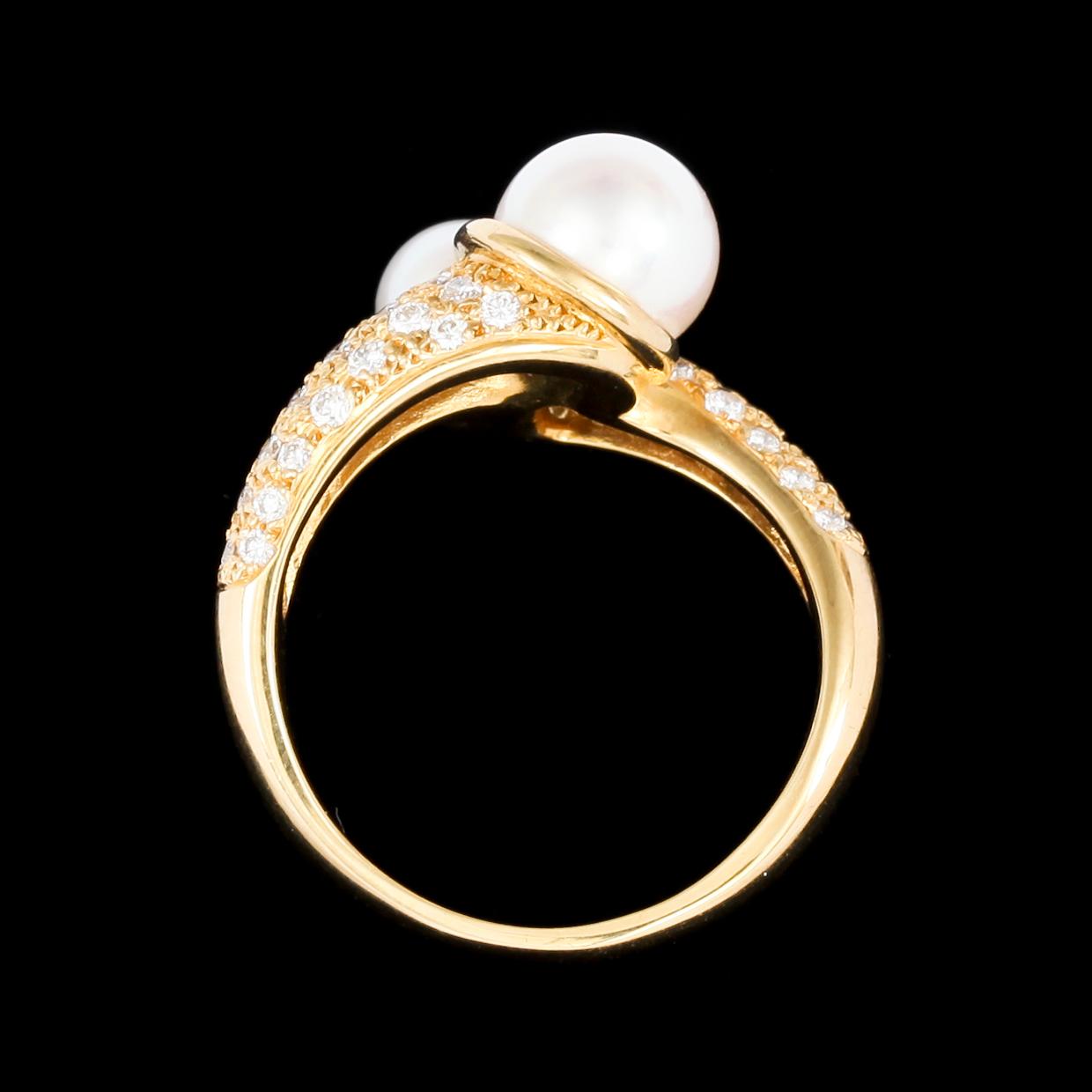 RING, 18k guld med ca 44 små diamanter samt 2 odlade pärlor. Vikt 7,6 g.