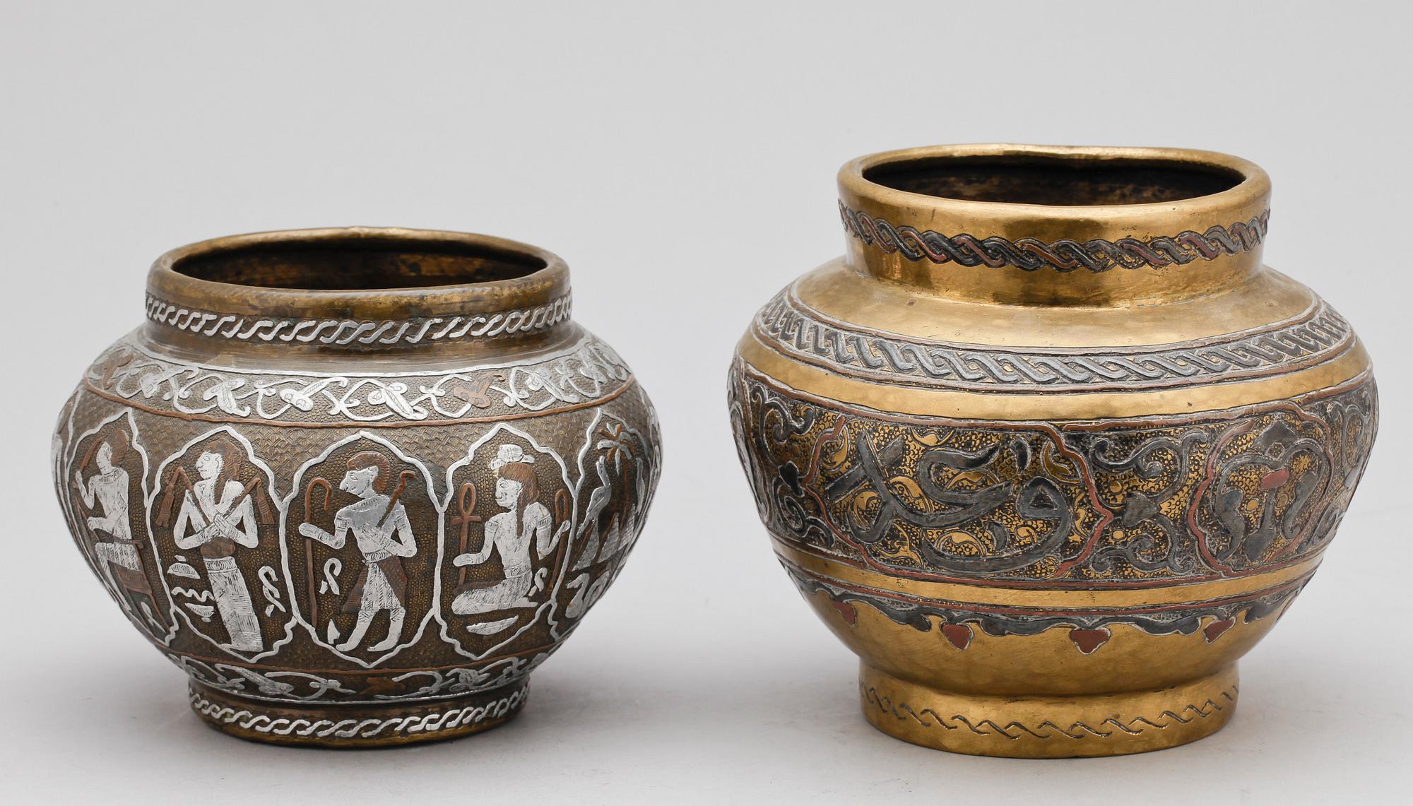 URNOR, 2 st, samt KANNA, bl.a. mässing, orientaliskt, 1900-tal.