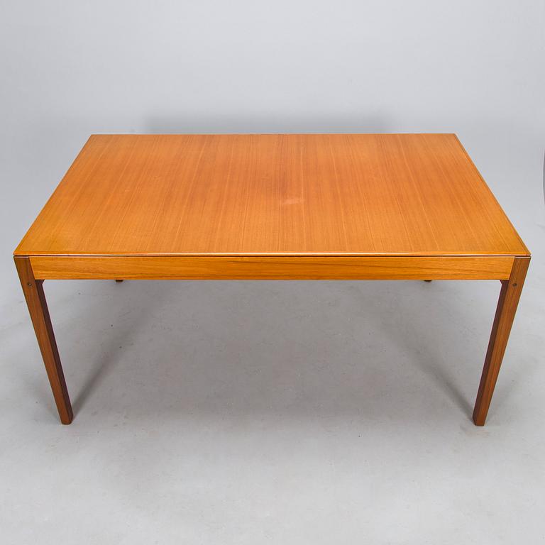 Pertti Salmi, a 1970s 'Samuel' dining table and eight 'Simeon' chairs for Vaara Tuotanto, Kaluste-Yhtymä, Finland.