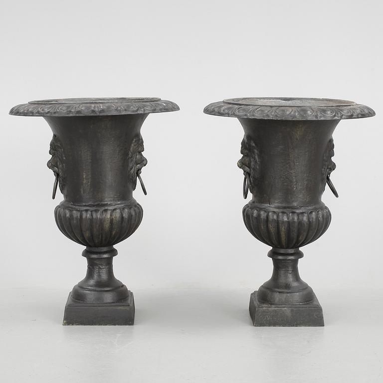 URNOR, ett par, bemålad metall, empirestil, 1900-talets andra hälft.