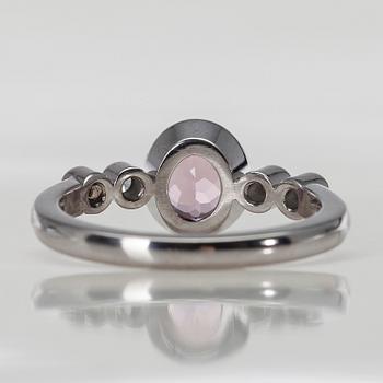 RING, vitguld 18K, burma spinell 1,27 ct, 4 diamanter tot. 0,20 ct. Pekka Kulmala 2007. Vikt 5,3 g.