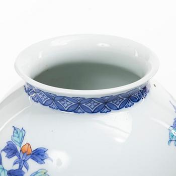 A Japanese kakiemon vase, 20th century.
