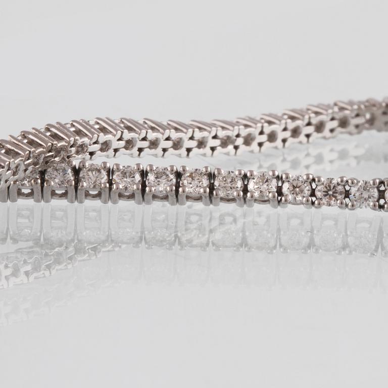 ARMBAND, 18K vitguld med briljantslipade diamanter ca 3.10 ct. Vikt 9,4 gram.
