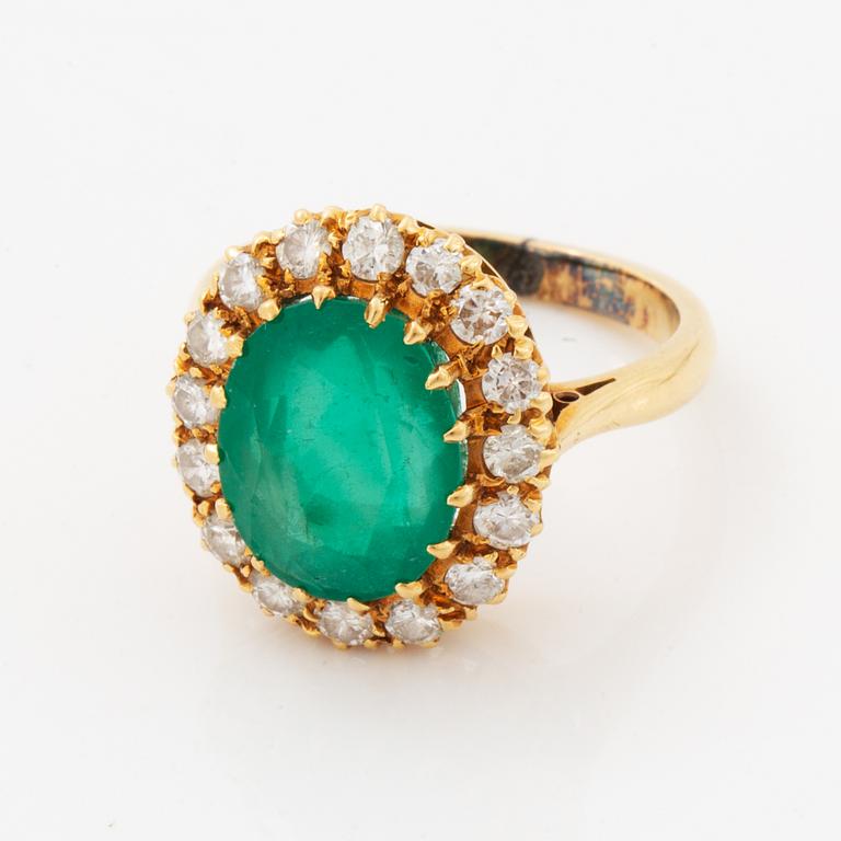 Carmoséring smaragd och briljantslipade diamanter.