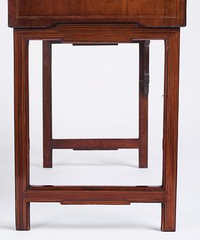 Resesekretär med fällbara ben, av Georg Haupt (mästare i Stockholm 1770-1784), signerad, Gustaviansk.
