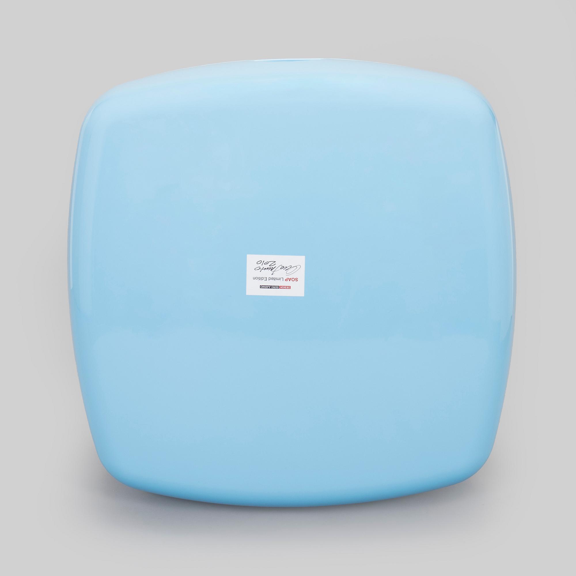Eero Aarnio, "Soap-tuoli" Artekno, signeerattu Eero Aarnio, 2010.