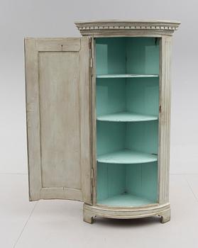 HÖRNSKÅP, sengustavianskt, omkring år 1800.