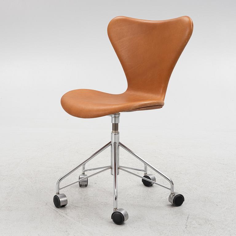 Arne Jacobsen, desk chair "The Seven", Fritz Hansen Denmark. 2005.