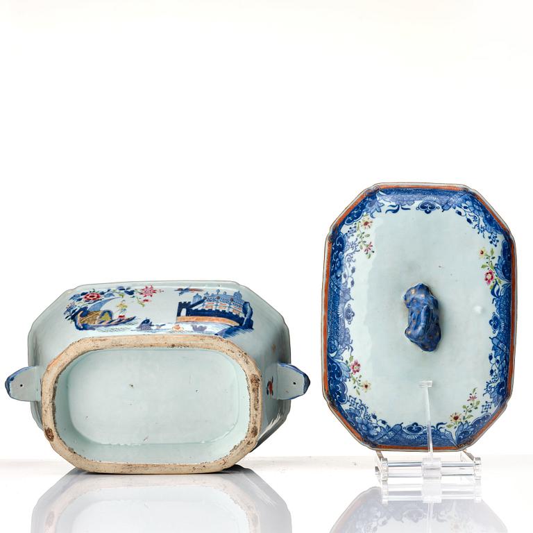 Terrin med lock, kompaniporslin. Qing dynastin, Qianlong (1736-95).