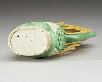 A bisquit langouste wine ewer, Ming dynasty, Wanli (1368-1644).