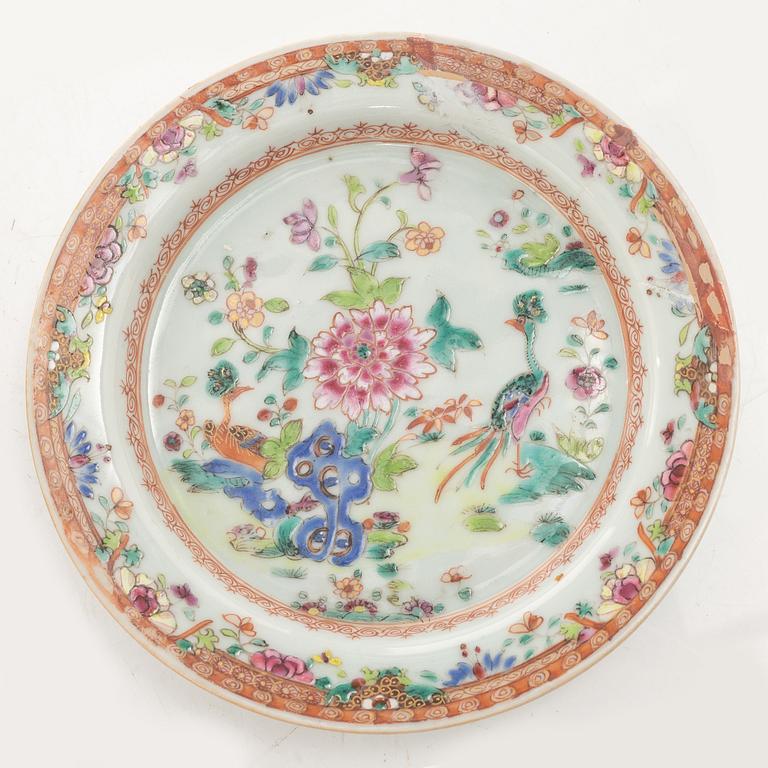 Karott med lock och fat, två saltkar, porslin, Kina, Qingdynastin, Qianlong (1736-95).