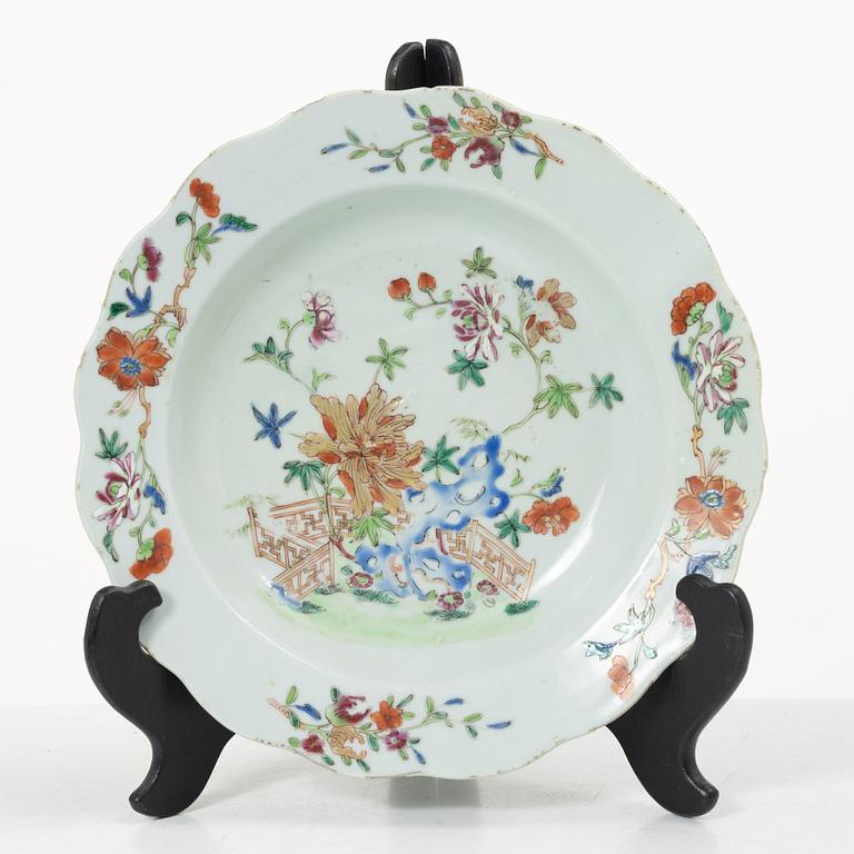 Tekanna, tallrik samt bojan, porslin, Kina, Qingdynastin, 1700-tal samt 1800-tal.