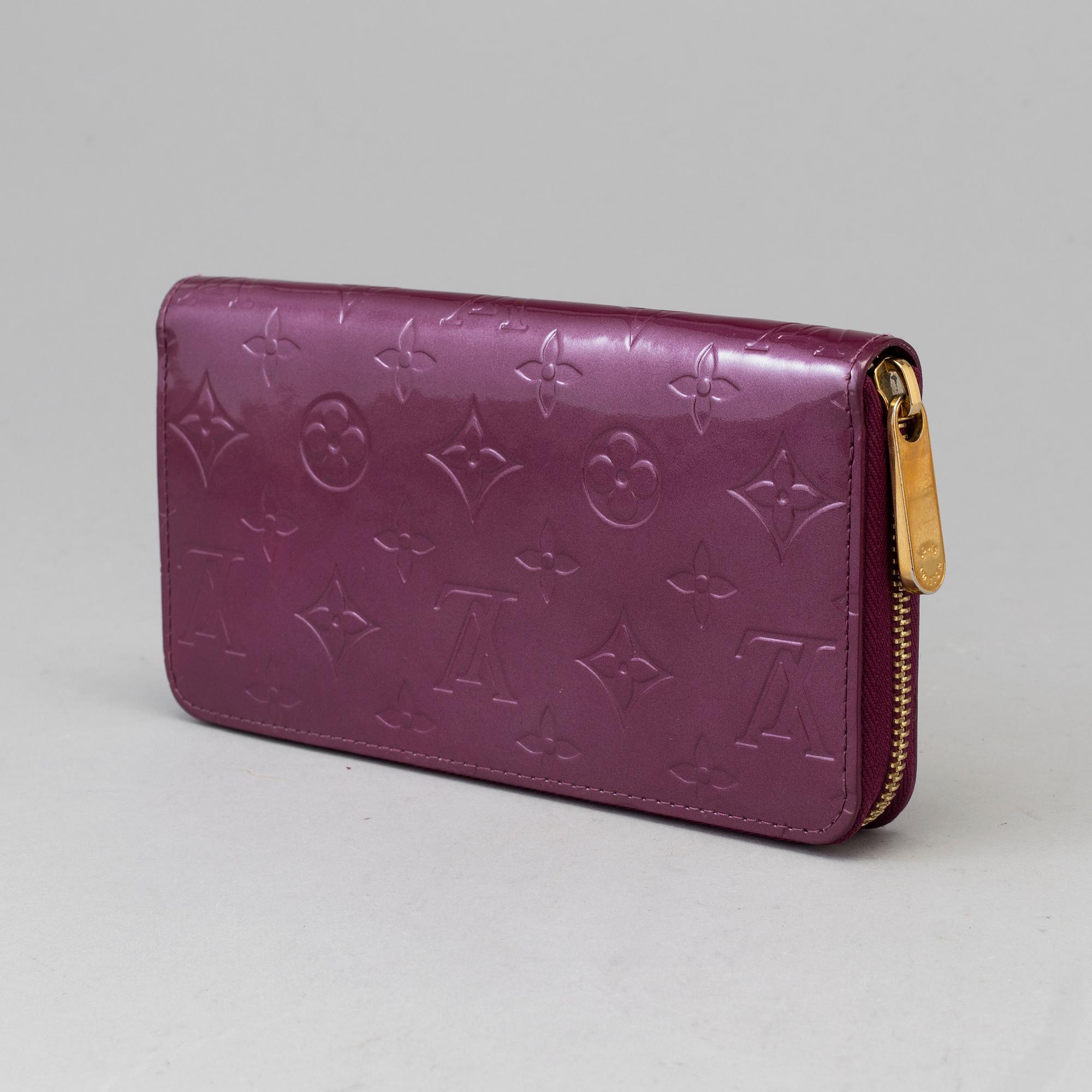 A Louis Vuitton "Zippy" wallet.